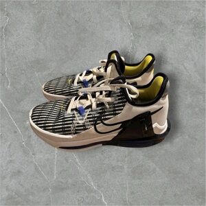 Nike Women’s LeBron Witness 6 Basketball Shoes